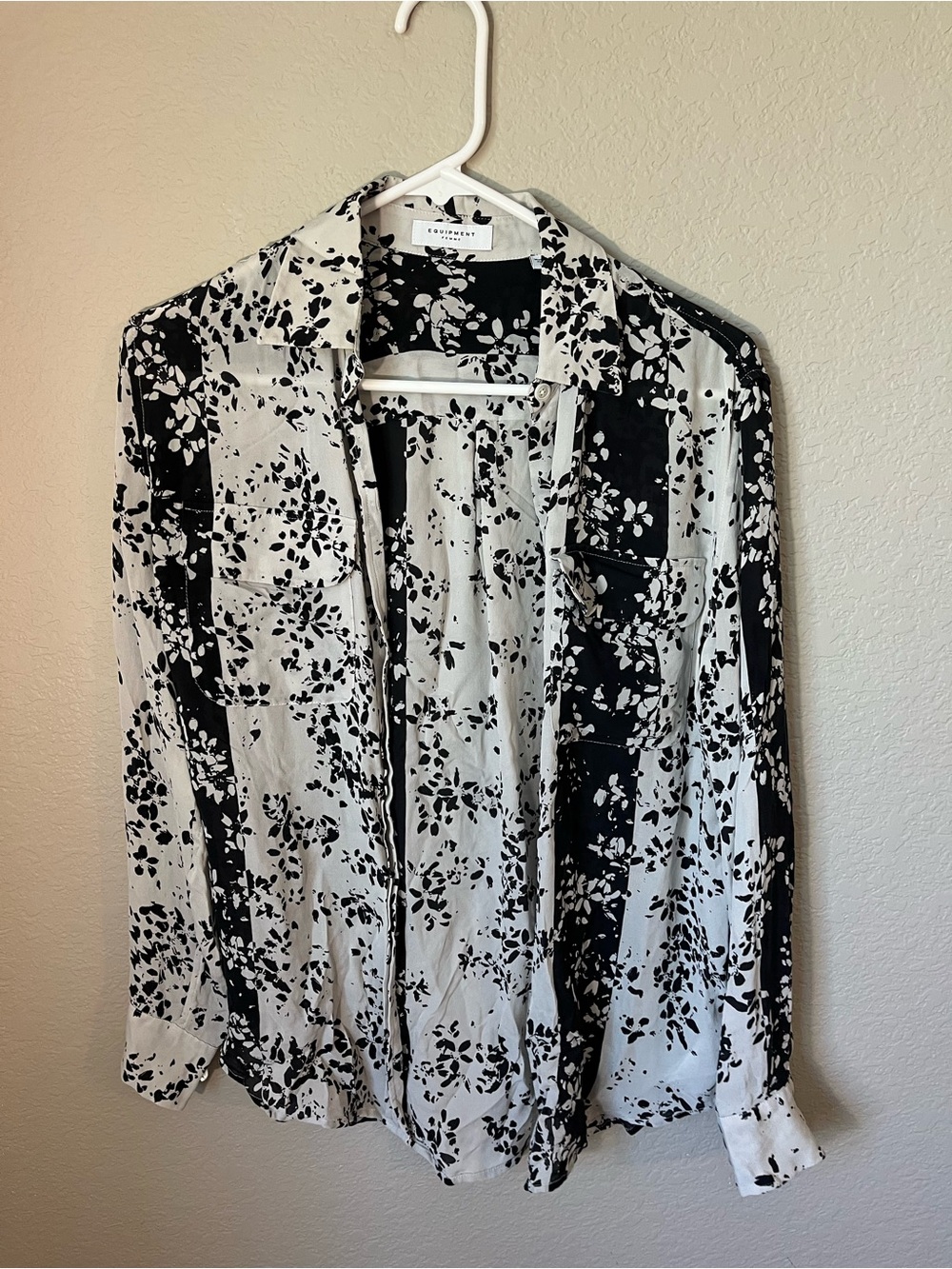 Equipment Femme XS 100% Silk Black White Floral Button Down Blouse Office